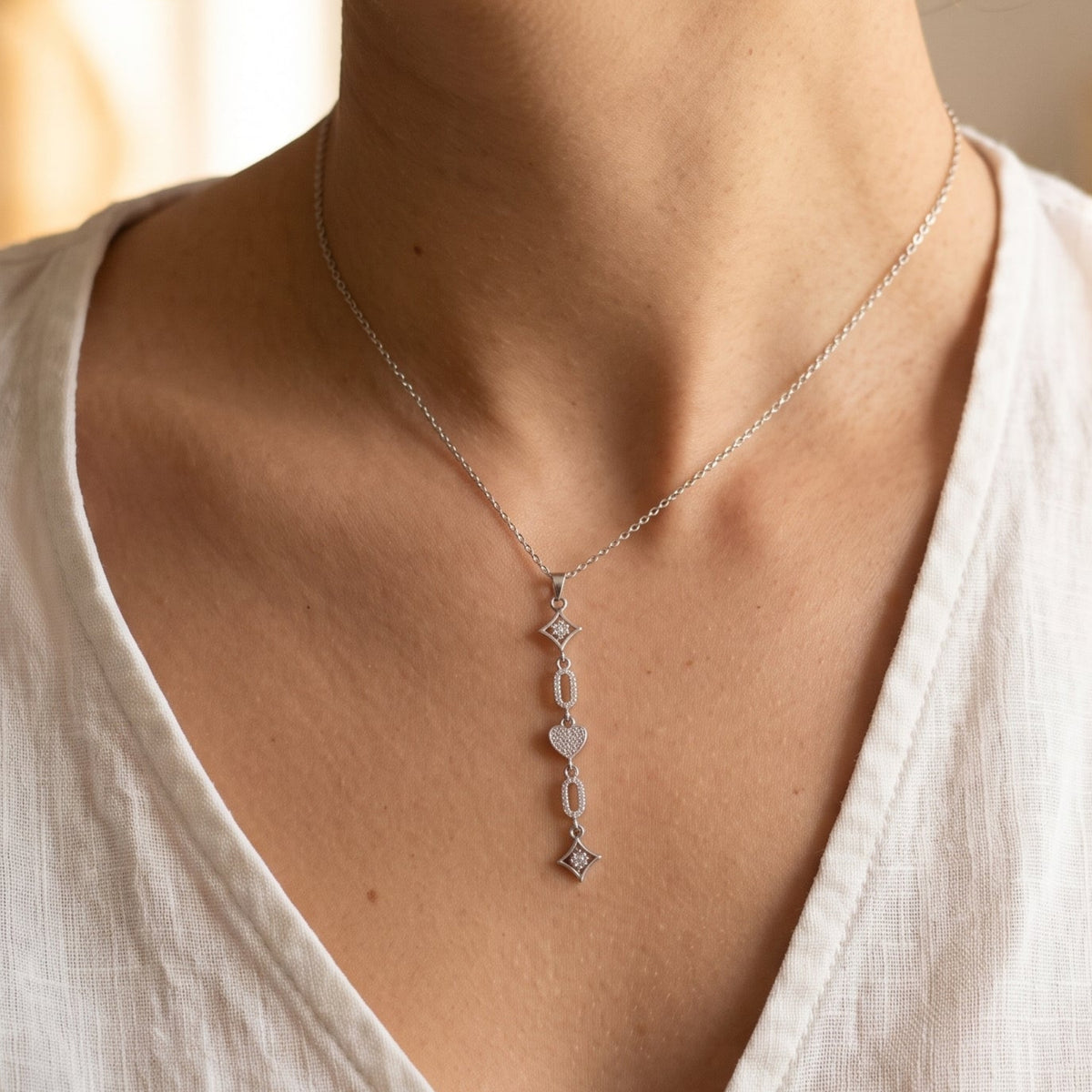 Collier argenté à pendentif cœur scintillant – Céleste