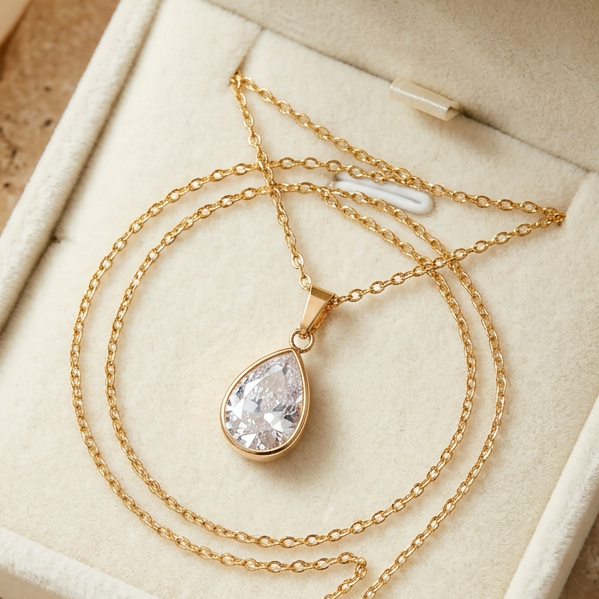 Collier au petit pendentif dans son écrin