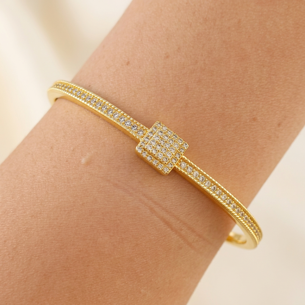 Bracelet doré à motif carré, gros plan retouché