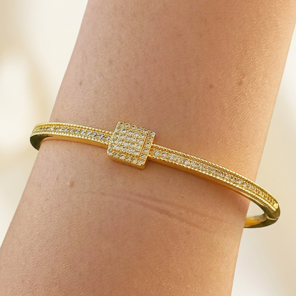 Bracelet doré à motif carré, vue portée retouchée