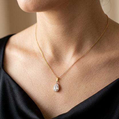 Collier au pendentif plus discret porté de trois quarts