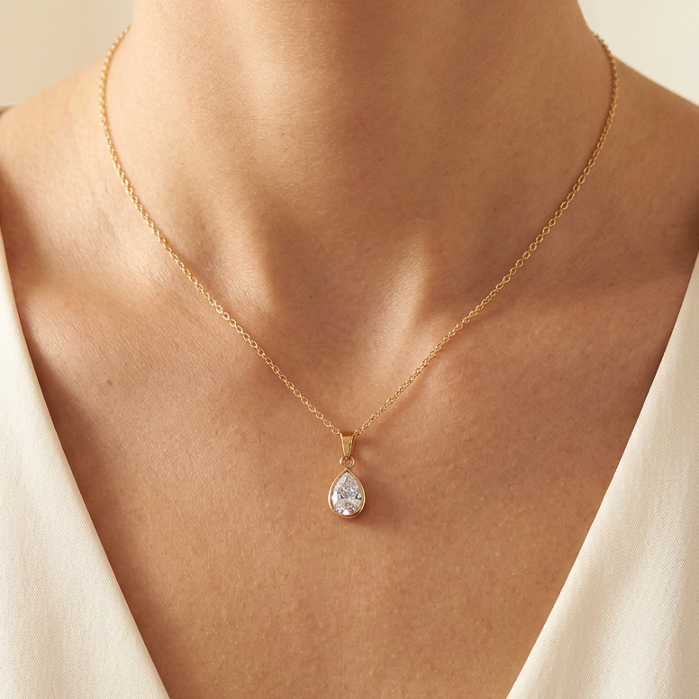 Collier au pendentif plus petit porté de face