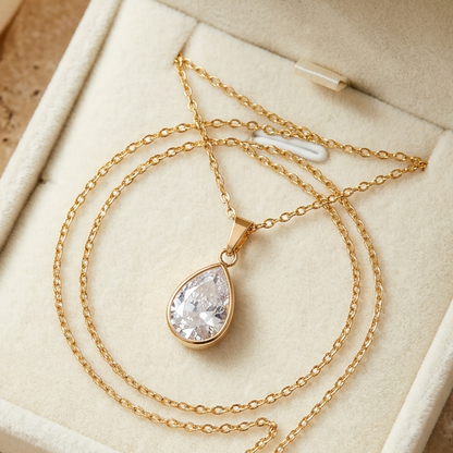 Collier au petit pendentif dans son écrin