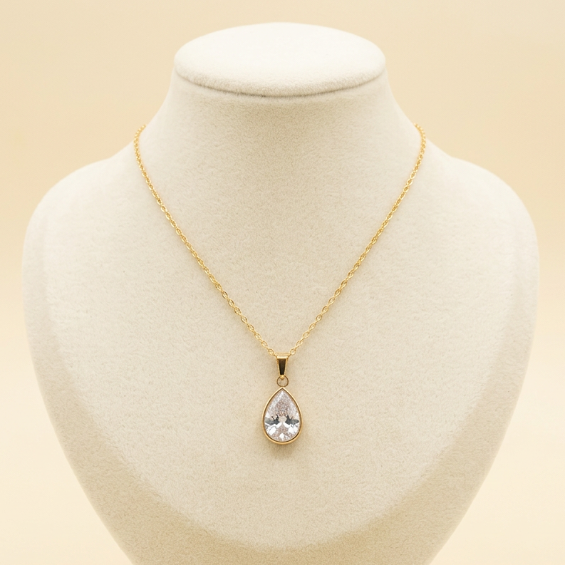 Collier au petit pendentif sur présentoir