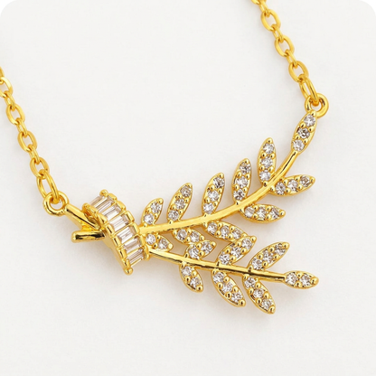 Gros plan du collier Gold Leaf
