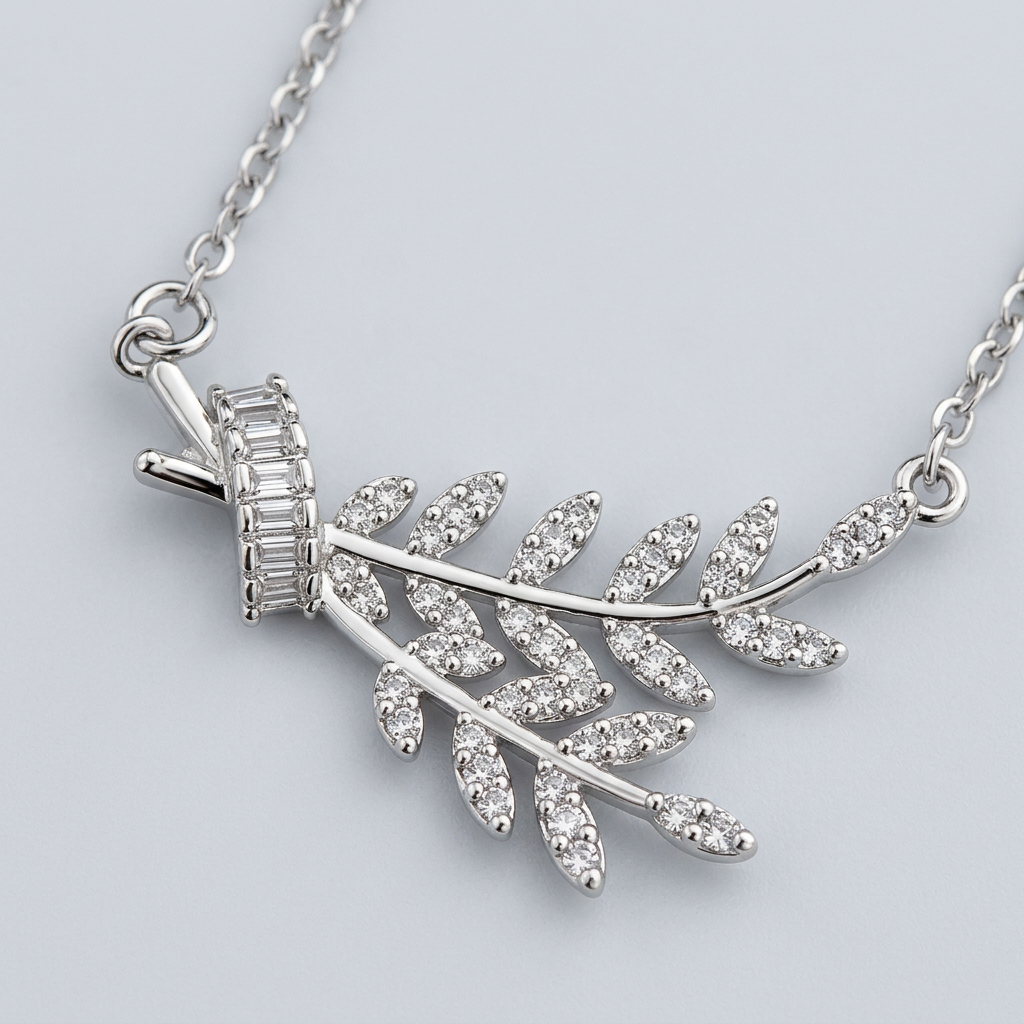 Gros plan du pendentif Silver Leaf
