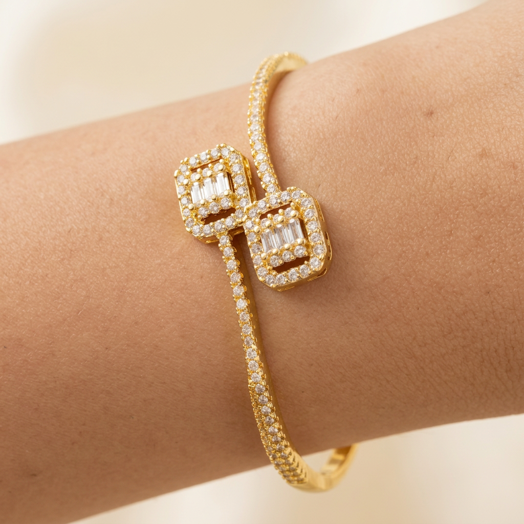 Gros plan retouché du bracelet à deux motifs carrés