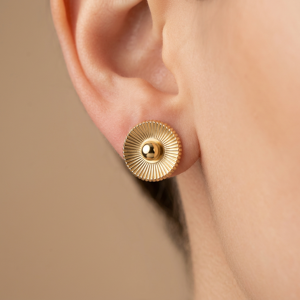 Boucle d'oreille puce dorée motif soleil portée à l'oreille