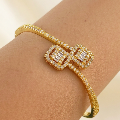 Retouche du bracelet doré à deux motifs carrés