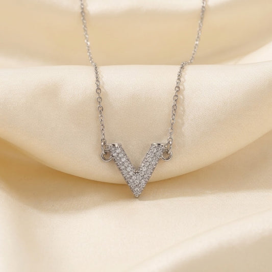 Collier argenté motif V en acier inoxydable – Viora Silver