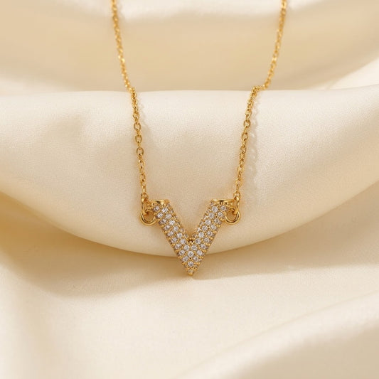 Collier doré motif V en acier inoxydable – Viora Gold