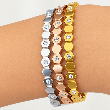 Trio Hexa Sparkle, retouche lumineuse sur fond ivoire