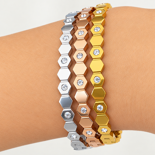 Trio Hexa Sparkle, retouche lumineuse sur fond ivoire