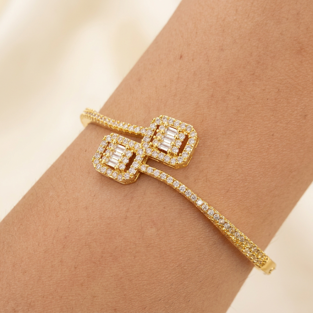 Vue de côté retouchée du bracelet à deux motifs carrés