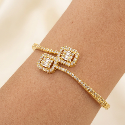 Vue de côté retouchée du bracelet à deux motifs carrés