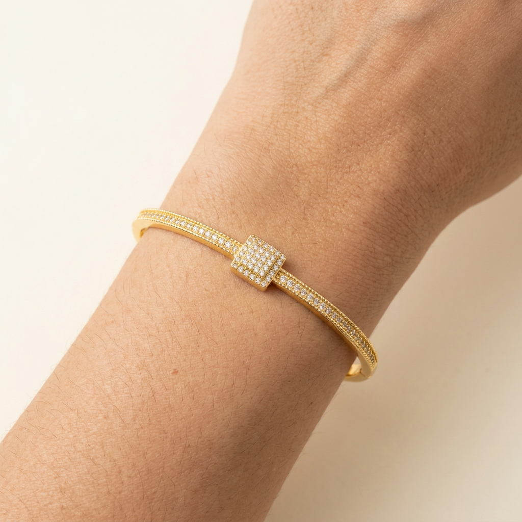 Vue portée élargie du bracelet doré sur fond ivoire
